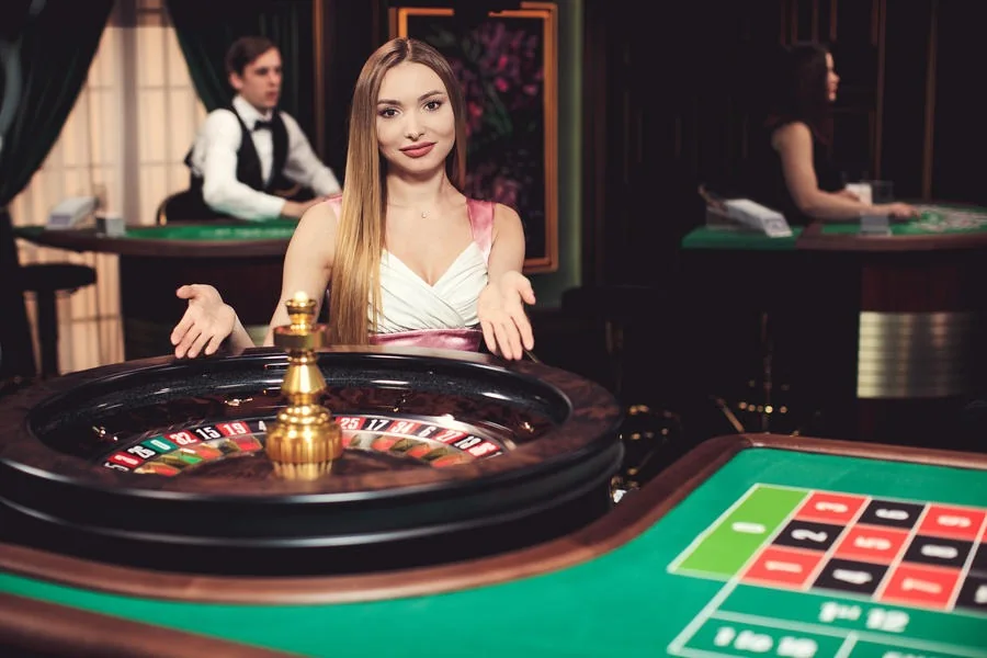 Dealer dan meja permainan dalam ruang kasino live